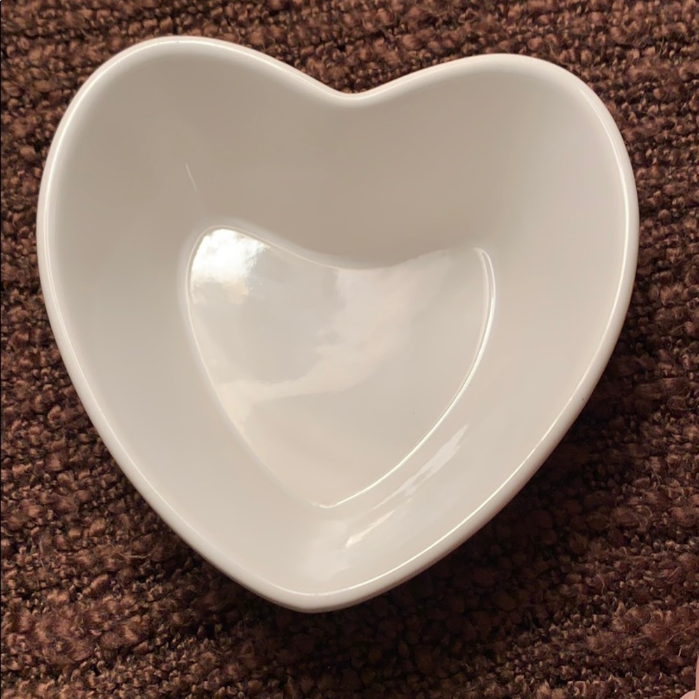 NWOT white heart shaped Chantal dish 💗